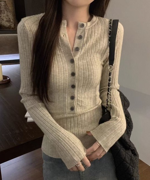 Achic(アシック)の「細見えフロントボタンリブニットトップス(Tシャツ/カットソー・レディース・オートミール/ブラック・M)」の3枚目の写真