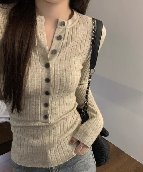 Achic(アシック)の「細見えフロントボタンリブニットトップス(Tシャツ/カットソー・レディース・オートミール/ブラック・M)」の4枚目の写真