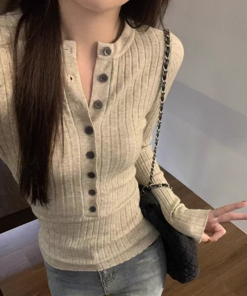 Achic(アシック)の「細見えフロントボタンリブニットトップス(Tシャツ/カットソー・レディース・オートミール/ブラック・M)」の5枚目の写真