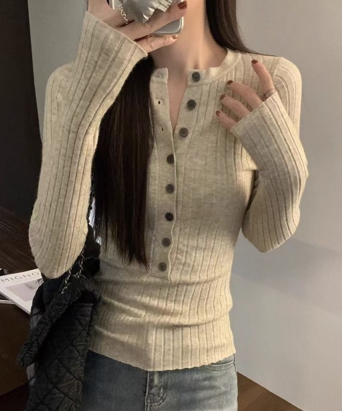 Achic(アシック)の「細見えフロントボタンリブニットトップス(Tシャツ/カットソー・レディース・オートミール/ブラック・M)」の6枚目の写真