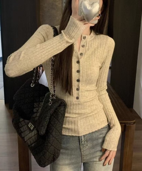 Achic(アシック)の「細見えフロントボタンリブニットトップス(Tシャツ/カットソー・レディース・オートミール/ブラック・M)」の8枚目の写真
