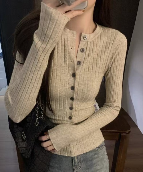 Achic(アシック)の「細見えフロントボタンリブニットトップス(Tシャツ/カットソー・レディース・オートミール/ブラック・M)」の9枚目の写真