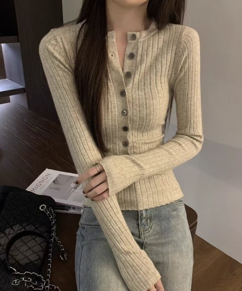 Achic(アシック)の「細見えフロントボタンリブニットトップス(Tシャツ/カットソー・レディース・オートミール/ブラック・M)」の10枚目の写真