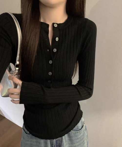 Achic(アシック)の「細見えフロントボタンリブニットトップス(Tシャツ/カットソー・レディース・オートミール/ブラック・M)」の11枚目の写真
