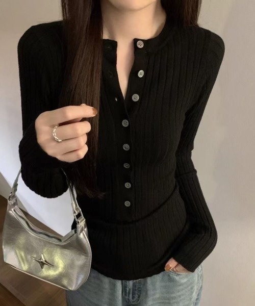 Achic(アシック)の「細見えフロントボタンリブニットトップス(Tシャツ/カットソー・レディース・オートミール/ブラック・M)」の12枚目の写真