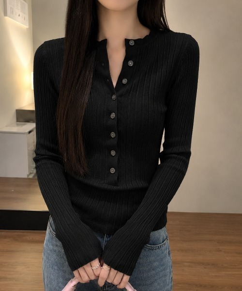Achic(アシック)の「細見えフロントボタンリブニットトップス(Tシャツ/カットソー・レディース・オートミール/ブラック・M)」の13枚目の写真