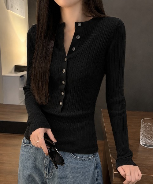 Achic(アシック)の「細見えフロントボタンリブニットトップス(Tシャツ/カットソー・レディース・オートミール/ブラック・M)」の15枚目の写真