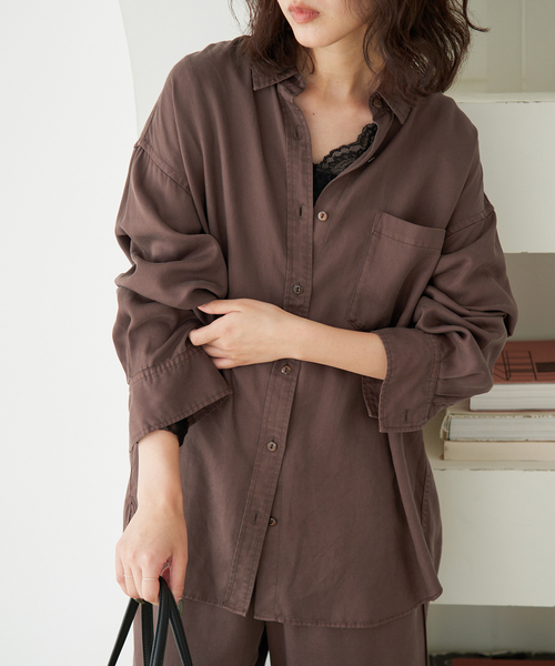 SLOBE IENA(スローブイエナ)の「《シリーズあり/セットアップ可/追加》製品染めシャツ(シャツ/ブラウス・レディース・グレー/ブラウン・FREE)」の2枚目の写真