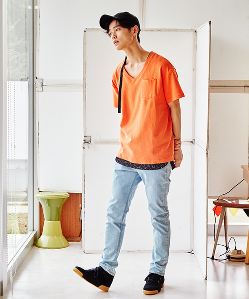 WEGO(ウィゴー)の「WEGO/リップルビッグVネックカットソー(Tシャツ/カットソー・メンズ・オレンジ/ホワイト・LARGE/MEDIUM)」の4枚目の写真