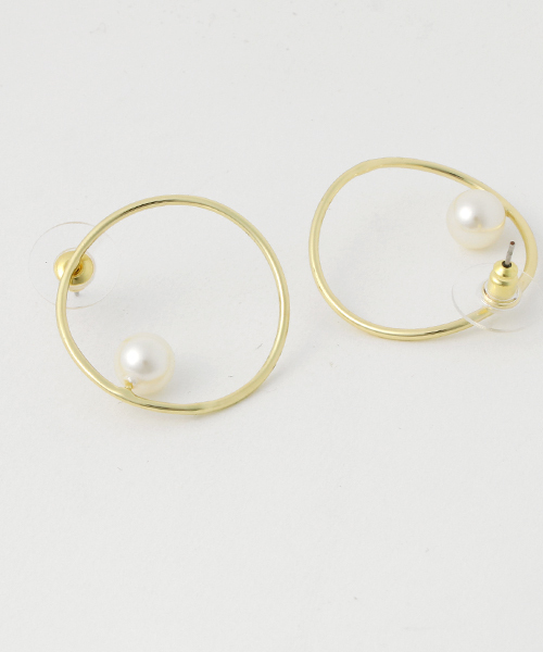 petitcro（プティクロ）の「【petitcro】ポイントパール　フープピアス（ピアス（両耳用）・レディース・ゴールド/ホワイト系その他2/ゴールド系その他/ゴールド系その他3・ONE SIZE）」の5枚目の写真