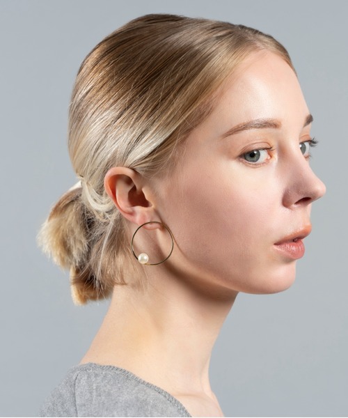 petitcro（プティクロ）の「【petitcro】ポイントパール　フープピアス（ピアス（両耳用）・レディース・ゴールド/ホワイト系その他2/ゴールド系その他/ゴールド系その他3・ONE SIZE）」の7枚目の写真