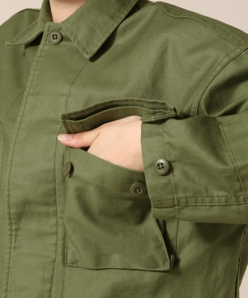 LOWRYS FARM（ローリーズファーム）の「バックサテンミリタリージャケット　782384 （ミリタリージャケット・レディース・カーキ/カモフラージュ・MEDIUM/LARGE）」の4枚目の写真