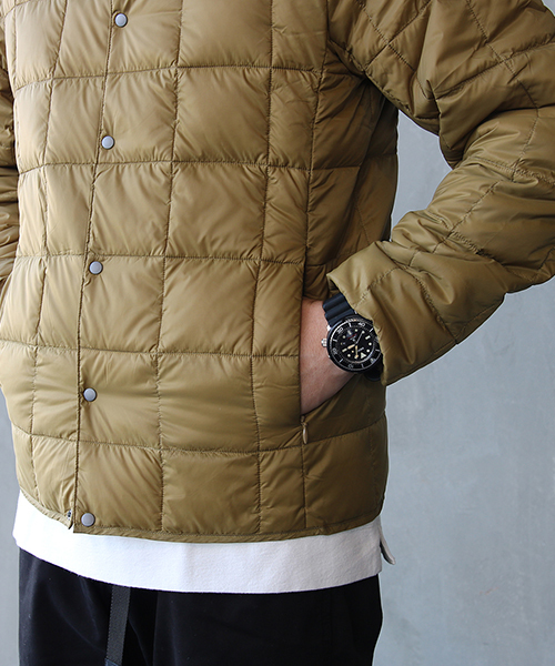 TAION（タイオン）の「[TAION/タイオン] クルーネックボタンインナーダウンジャケット（ダウンジャケット/コート・メンズ・ブラック/ベージュ/ネイビー/グレー/オフホワイト/オリーブ・M/L/XL）」の9枚目の写真