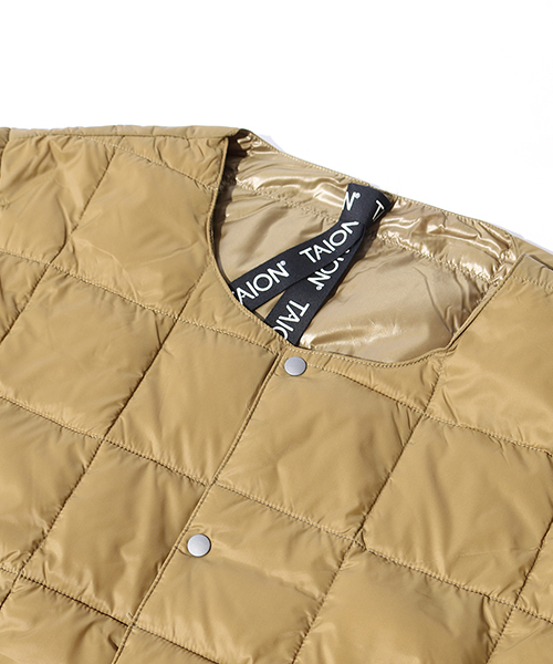 TAION（タイオン）の「[TAION/タイオン] クルーネックボタンインナーダウンジャケット（ダウンジャケット/コート・メンズ・ブラック/ベージュ/ネイビー/グレー/オフホワイト/オリーブ・M/L/XL）」の18枚目の写真