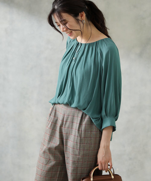 Gready Brilliant（グレディブリリアン）の「パウダーサテンギャザーブラウス（シャツ/ブラウス・レディース・モカ/ブルーグリーン/グレイッシュベージュ・FREE）」の3枚目の写真