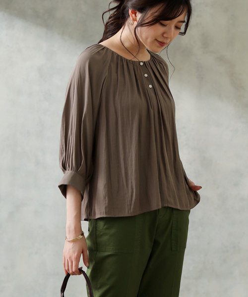 Gready Brilliant（グレディブリリアン）の「パウダーサテンギャザーブラウス（シャツ/ブラウス・レディース・モカ/ブルーグリーン/グレイッシュベージュ・FREE）」の2枚目の写真