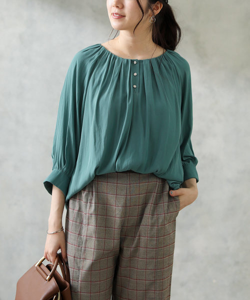 Gready Brilliant（グレディブリリアン）の「パウダーサテンギャザーブラウス（シャツ/ブラウス・レディース・モカ/ブルーグリーン/グレイッシュベージュ・FREE）」の16枚目の写真