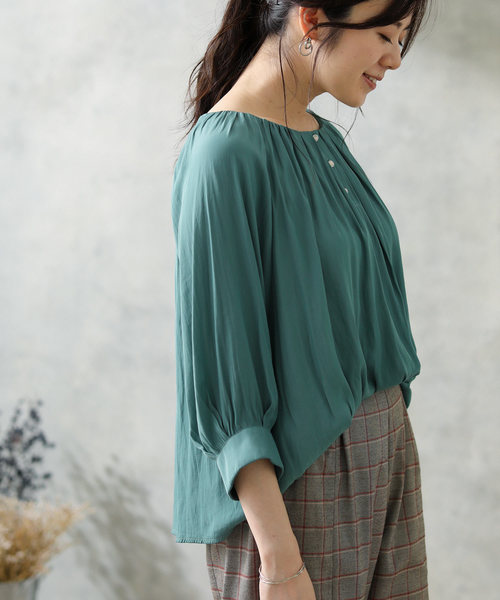 Gready Brilliant（グレディブリリアン）の「パウダーサテンギャザーブラウス（シャツ/ブラウス・レディース・モカ/ブルーグリーン/グレイッシュベージュ・FREE）」の17枚目の写真