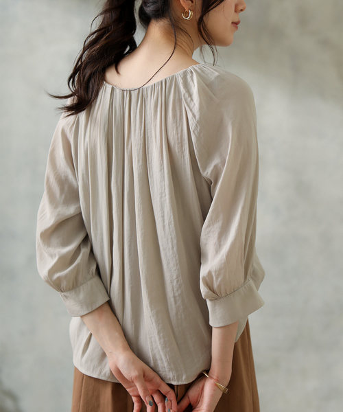 Gready Brilliant（グレディブリリアン）の「パウダーサテンギャザーブラウス（シャツ/ブラウス・レディース・モカ/ブルーグリーン/グレイッシュベージュ・FREE）」の14枚目の写真