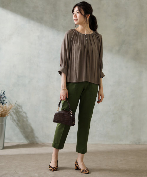 Gready Brilliant（グレディブリリアン）の「パウダーサテンギャザーブラウス（シャツ/ブラウス・レディース・モカ/ブルーグリーン/グレイッシュベージュ・FREE）」の15枚目の写真