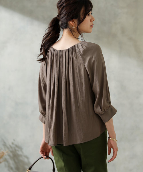 Gready Brilliant（グレディブリリアン）の「パウダーサテンギャザーブラウス（シャツ/ブラウス・レディース・モカ/ブルーグリーン/グレイッシュベージュ・FREE）」の6枚目の写真