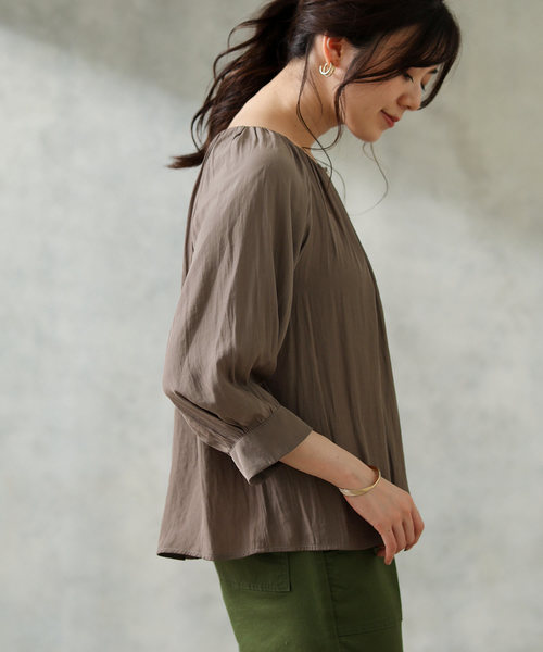Gready Brilliant（グレディブリリアン）の「パウダーサテンギャザーブラウス（シャツ/ブラウス・レディース・モカ/ブルーグリーン/グレイッシュベージュ・FREE）」の7枚目の写真