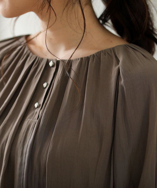 Gready Brilliant（グレディブリリアン）の「パウダーサテンギャザーブラウス（シャツ/ブラウス・レディース・モカ/ブルーグリーン/グレイッシュベージュ・FREE）」の8枚目の写真