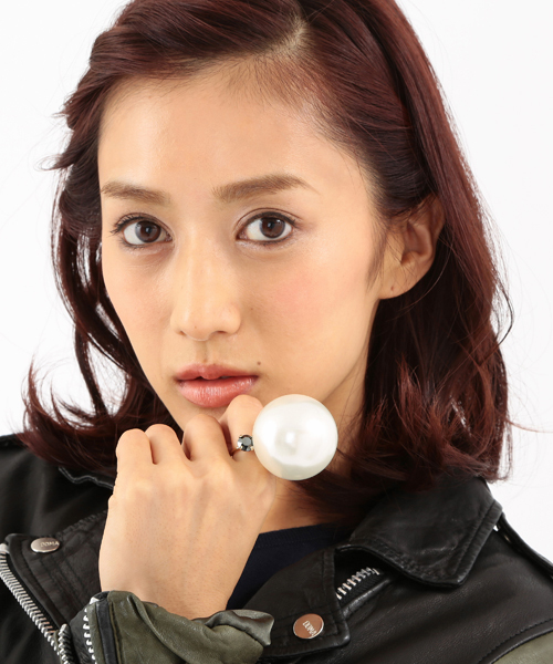 Ray BEAMS（レイビームス）の「dix / ビッグパール リング（リング・レディース・ブラック/ピンク・約11号）」の2枚目の写真