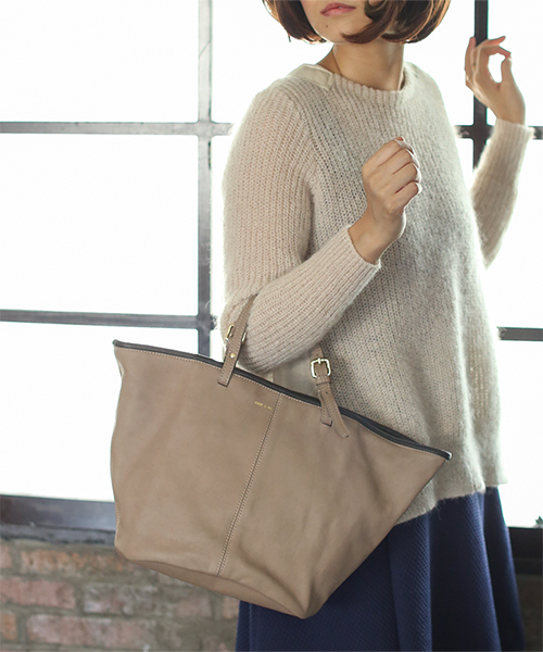 NANO universe（ナノユニバース）の「POPCORN/別注ショルダー付シンプルトート/L（トートバッグ・レディース・ブラック/グレイッシュベージュ/ネイビー・FREE）」の3枚目の写真