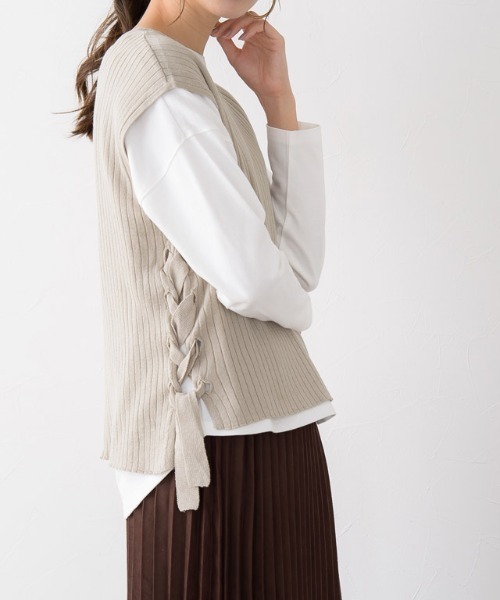 Pierrot(ピエロ)の「サイドレースアップフレンチスリーブニット(ベスト・レディース・ブラック/アイボリー/モカ/グレイッシュベージュ・M)」の4枚目の写真