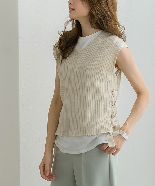 Pierrot(ピエロ)の「サイドレースアップフレンチスリーブニット(ベスト・レディース・ブラック/アイボリー/モカ/グレイッシュベージュ・M)」の2枚目の写真