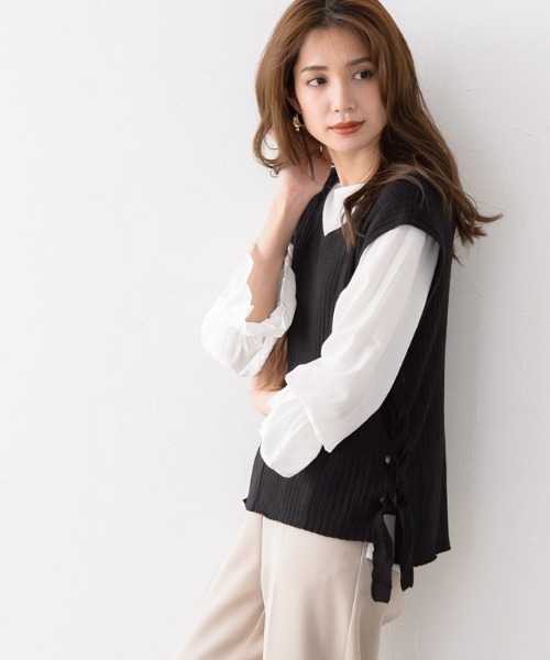 Pierrot(ピエロ)の「サイドレースアップフレンチスリーブニット(ベスト・レディース・ブラック/アイボリー/モカ/グレイッシュベージュ・M)」の3枚目の写真