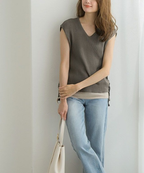 Pierrot(ピエロ)の「サイドレースアップフレンチスリーブニット(ベスト・レディース・ブラック/アイボリー/モカ/グレイッシュベージュ・M)」の1枚目の写真