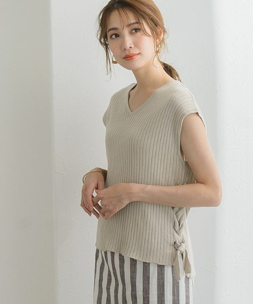 Pierrot(ピエロ)の「サイドレースアップフレンチスリーブニット(ベスト・レディース・ブラック/アイボリー/モカ/グレイッシュベージュ・M)」の14枚目の写真