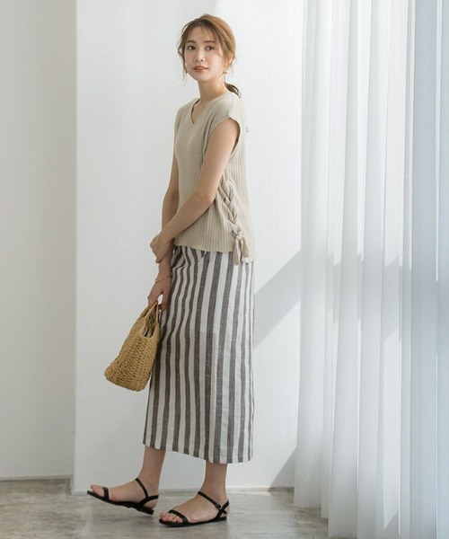 Pierrot(ピエロ)の「サイドレースアップフレンチスリーブニット(ベスト・レディース・ブラック/アイボリー/モカ/グレイッシュベージュ・M)」の6枚目の写真