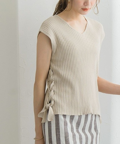 Pierrot(ピエロ)の「サイドレースアップフレンチスリーブニット(ベスト・レディース・ブラック/アイボリー/モカ/グレイッシュベージュ・M)」の7枚目の写真