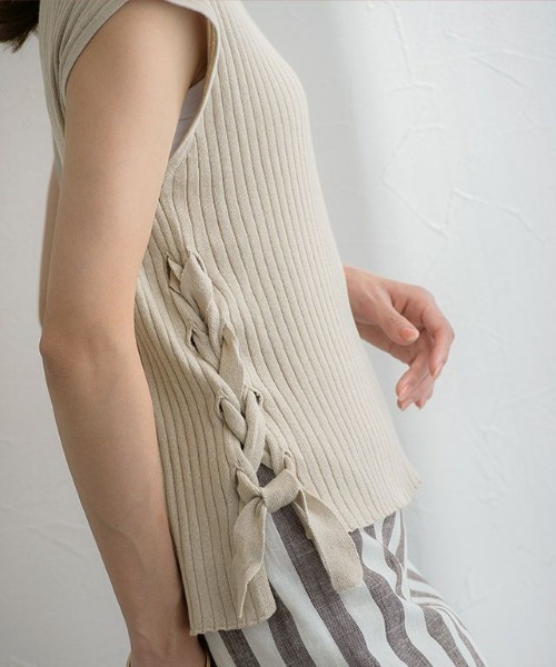 Pierrot(ピエロ)の「サイドレースアップフレンチスリーブニット(ベスト・レディース・ブラック/アイボリー/モカ/グレイッシュベージュ・M)」の13枚目の写真