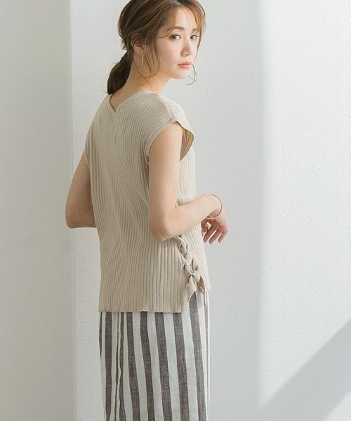 Pierrot(ピエロ)の「サイドレースアップフレンチスリーブニット(ベスト・レディース・ブラック/アイボリー/モカ/グレイッシュベージュ・M)」の9枚目の写真