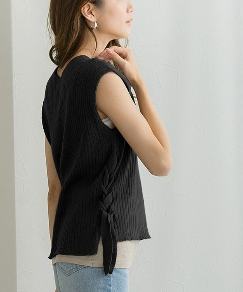 Pierrot(ピエロ)の「サイドレースアップフレンチスリーブニット(ベスト・レディース・ブラック/アイボリー/モカ/グレイッシュベージュ・M)」の8枚目の写真