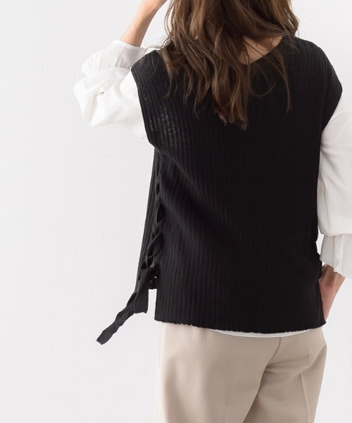 Pierrot(ピエロ)の「サイドレースアップフレンチスリーブニット(ベスト・レディース・ブラック/アイボリー/モカ/グレイッシュベージュ・M)」の18枚目の写真