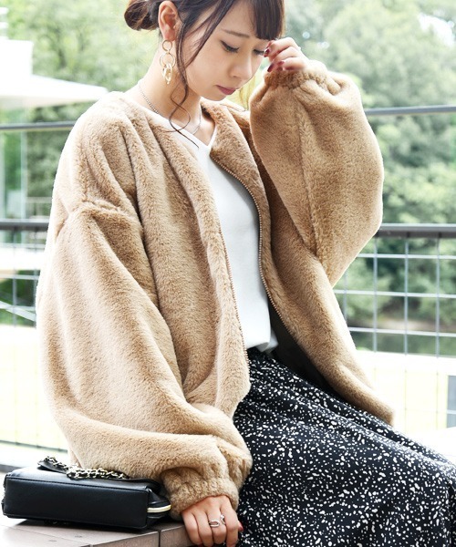 ノーカラーボリュームスリーブフェイクファーブルゾン ブルゾン And It アンドイット のファッション通販 Zozotown