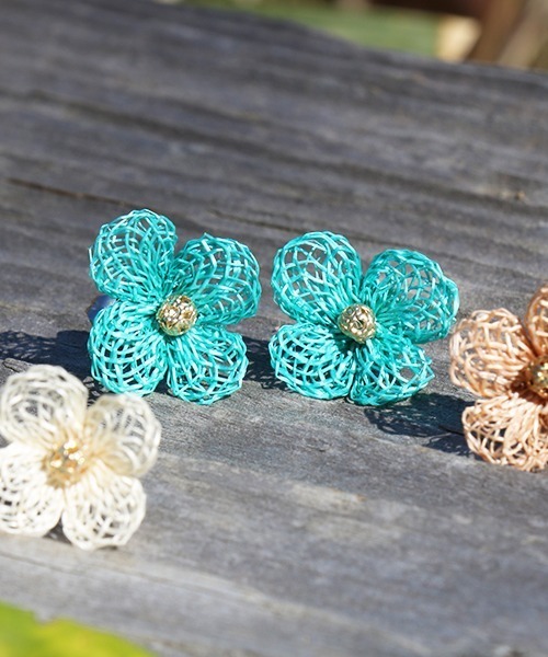 チチカカ(チチカカ)の「アバカフラワーピアス(ピアス(両耳用)・レディース・ブルー/ホワイト/オレンジ・FREE)」の3枚目の写真