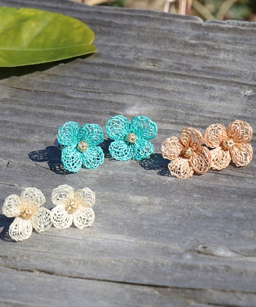 チチカカ(チチカカ)の「アバカフラワーピアス(ピアス(両耳用)・レディース・ブルー/ホワイト/オレンジ・FREE)」の4枚目の写真
