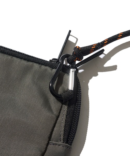 UNIVERSAL OVERALL(ユニバーサルオーバーオール)の「【UNIVERSAL OVERALL】デルタサコッチ(ショルダーバッグ・メンズ・カーキ/ブラック/ベージュ/グリーン/その他/グレイッシュブルー/チャコールグレー/アイボリー/オレンジ/ネイビー/ライトグリーン・FREE)」の16枚目の写真