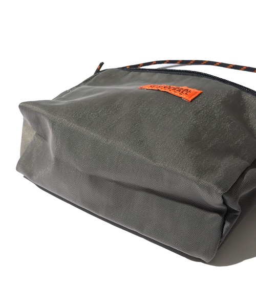 UNIVERSAL OVERALL(ユニバーサルオーバーオール)の「【UNIVERSAL OVERALL】デルタサコッチ(ショルダーバッグ・メンズ・カーキ/ブラック/ベージュ/グリーン/その他/グレイッシュブルー/チャコールグレー/アイボリー/オレンジ/ネイビー/ライトグリーン・FREE)」の20枚目の写真