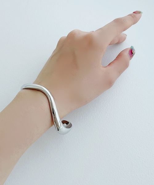 apres jour mignon(アプレジュールミニョン)の「【apresjour mignon×ARIAZ】変形バングル(バングル/リストバンド・レディース・シルバー・ONESIZE)」の1枚目の写真