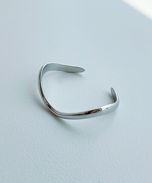 apres jour mignon(アプレジュールミニョン)の「【apresjour mignon×ARIAZ】変形バングル(バングル/リストバンド・レディース・シルバー・ONESIZE)」の3枚目の写真