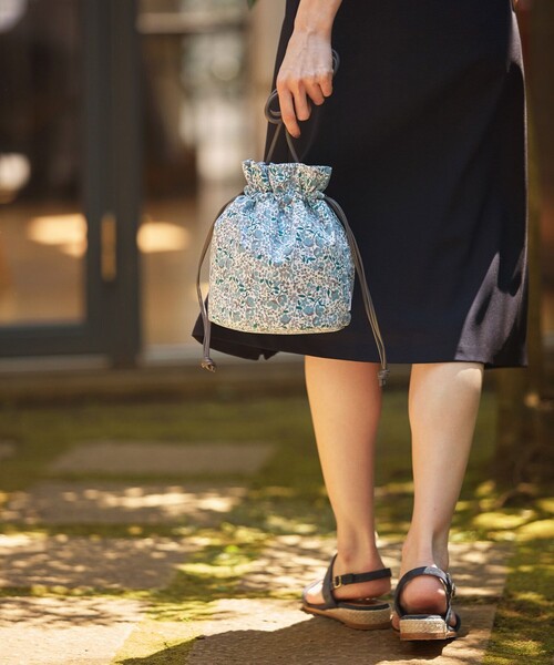 J.PRESS(ジェイプレス)の「【WEB限定】LIBERTY キンチャクバッグ(ハンドバッグ・レディース・ベージュ系5/サックスブルー系5・F)」の6枚目の写真