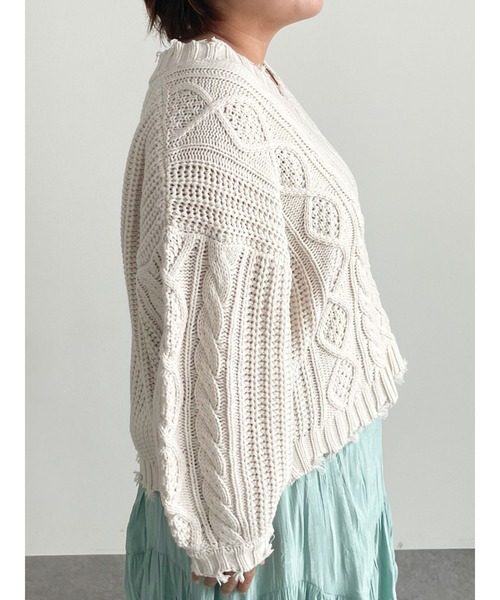 SLURR（スラ―）の「【大きいサイズ】ダメージケーブルショート丈ニット（ニット/セーター・レディース・ライトブルー/オフホワイト/ラベンダー・L）」の17枚目の写真