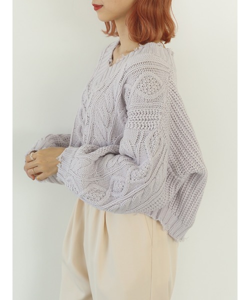 SLURR（スラ―）の「【大きいサイズ】ダメージケーブルショート丈ニット（ニット/セーター・レディース・ライトブルー/オフホワイト/ラベンダー・L）」の18枚目の写真